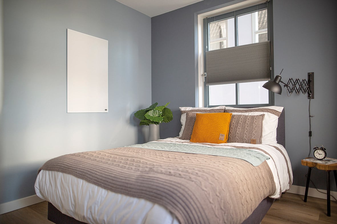 Infrared wall heating in the bedroom
