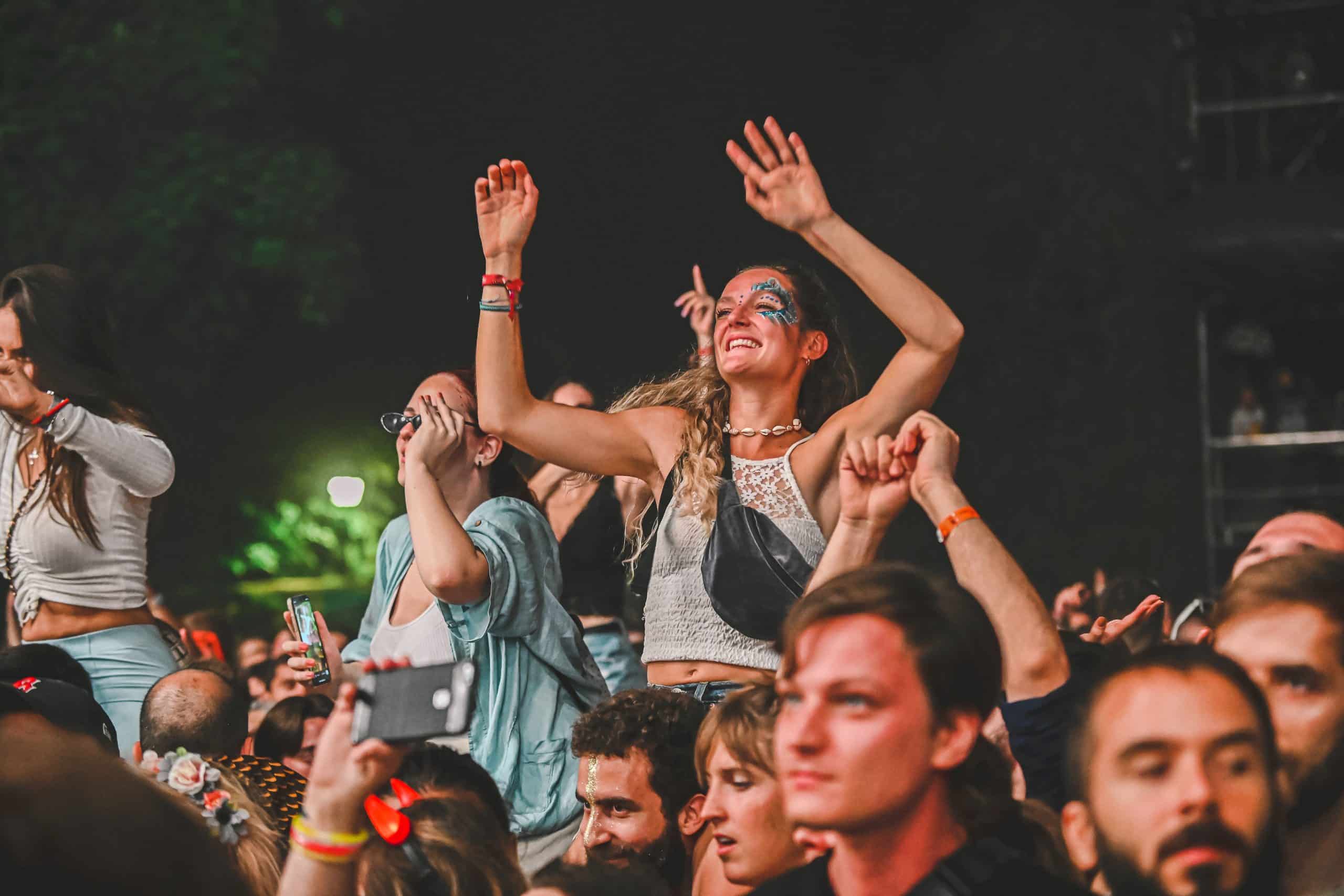 Bezoekers vieren feest op een festival