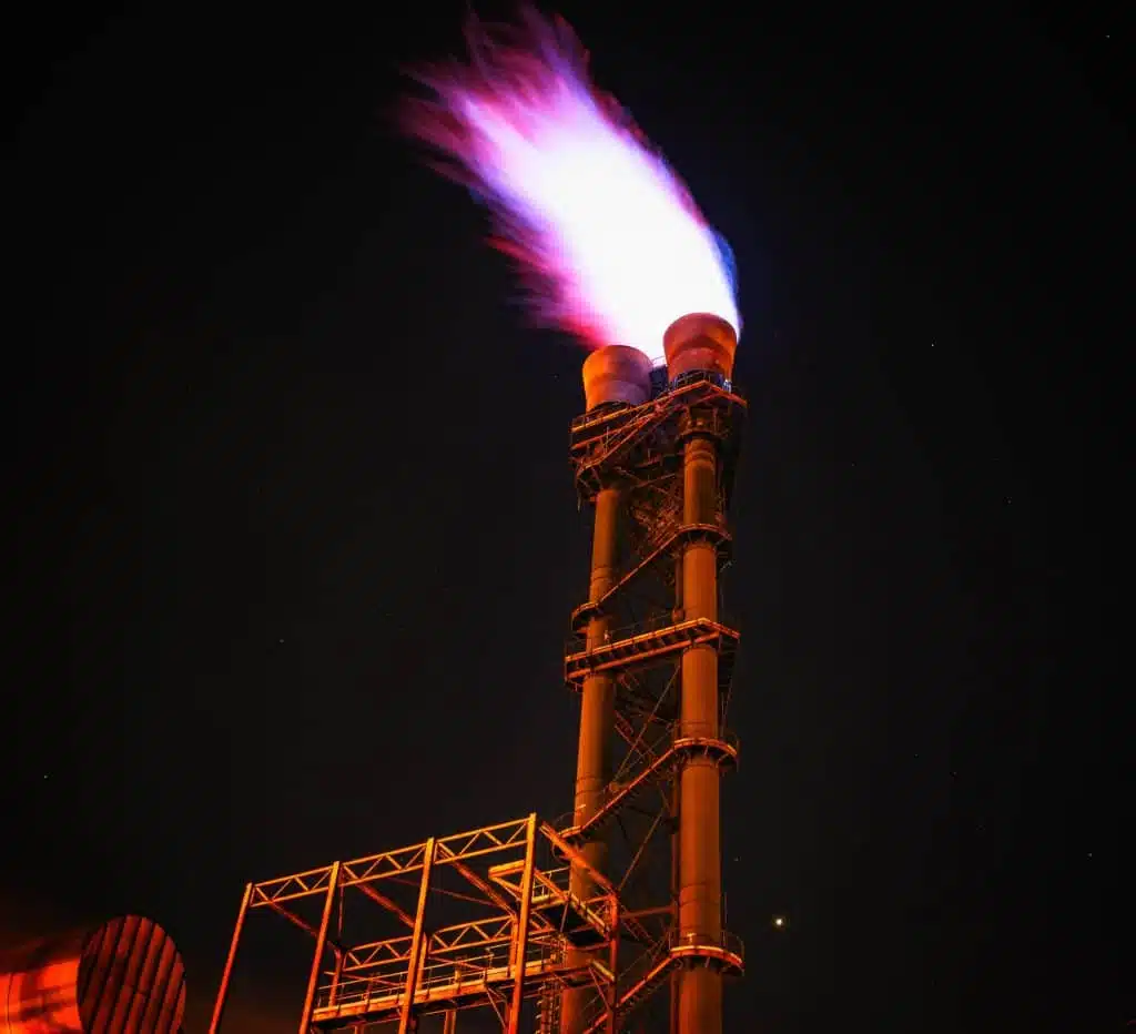 Gas strömt aus einem Förderturm
