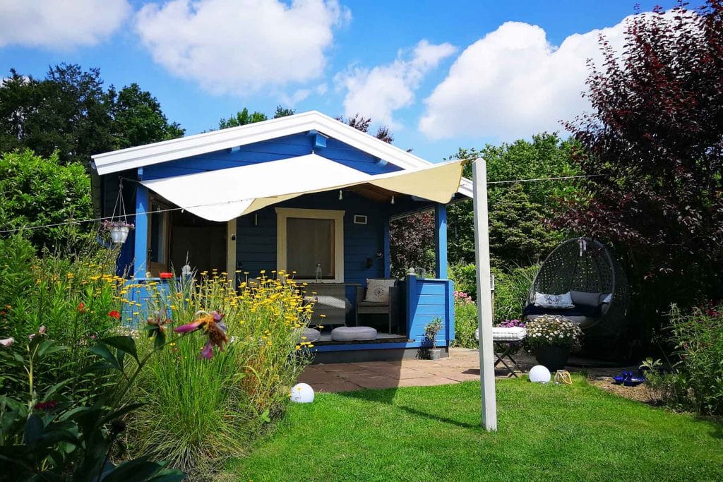 Blauw prieel in de volkstuin