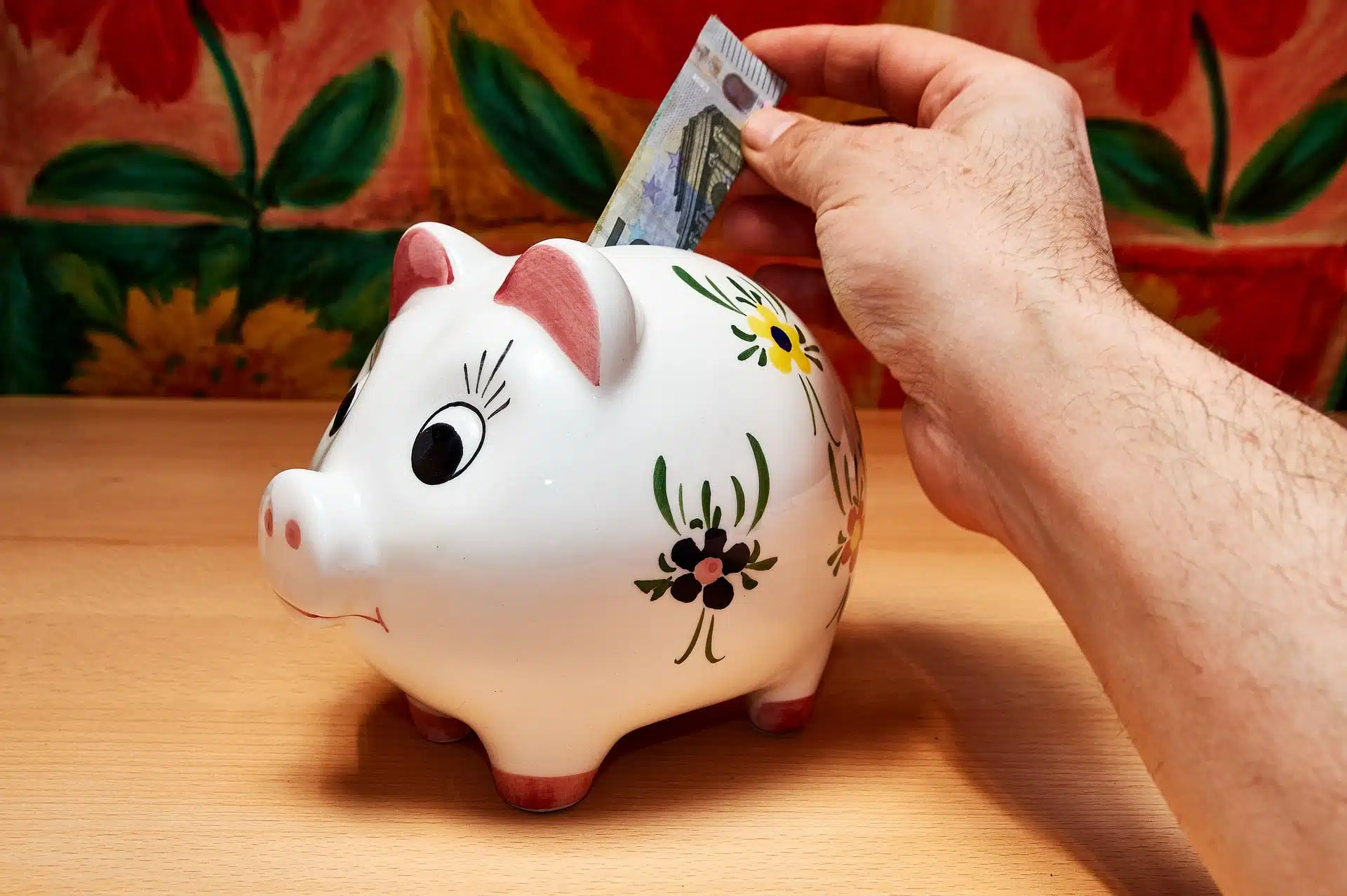 Extremsparer steckt Geld in Sparschwein