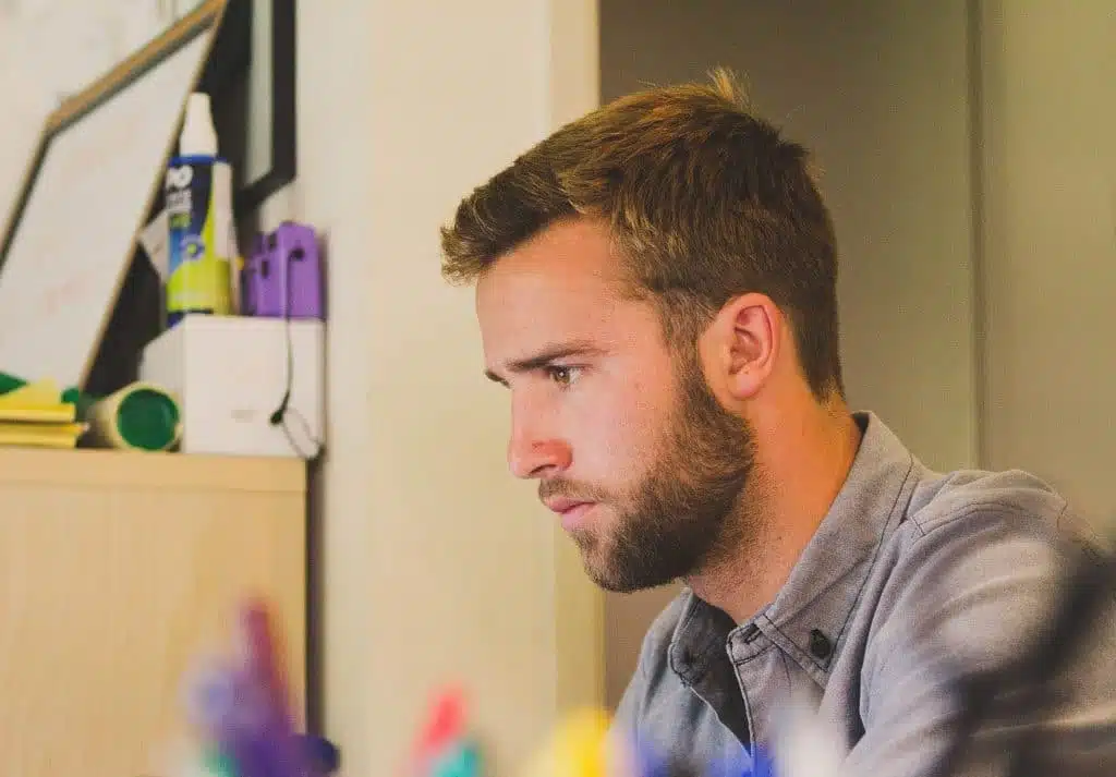 Junger Mann im Büro am Schreibtisch