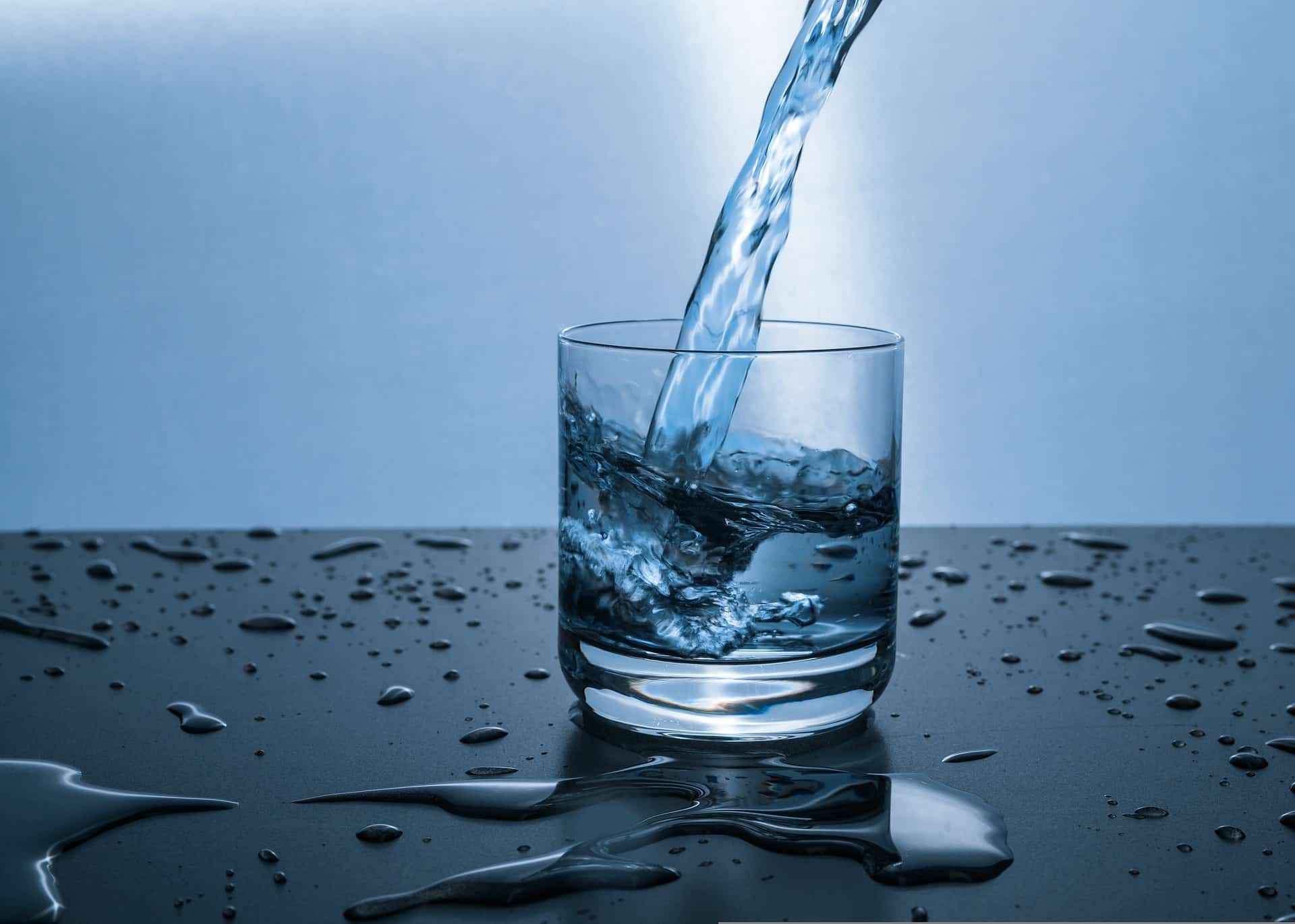 Water wordt in een glas gegoten