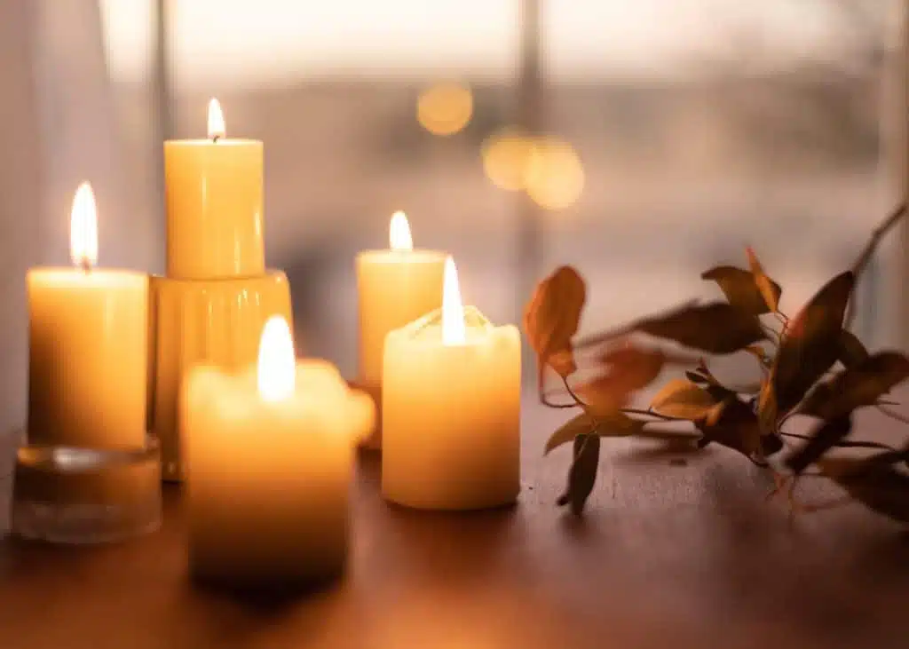 brennende weiße Kerzen an einem Herbsttag