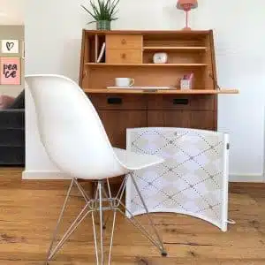 Eine Schreibtischheizung steht unter einem kleinen Schreibtisch